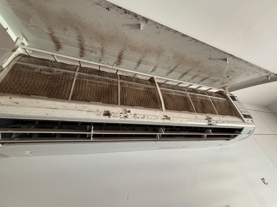 Kellie P.'s split system photographed by the customer, before